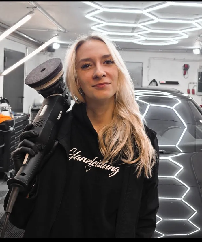 Autoaufbereiterin Vivien bei der detaillierten Fahrzeugpflege in Bad Marienberg im Westerwald.